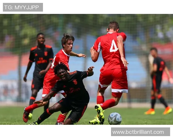 阿卡沙与标准列日的激烈对决揭示足球战术与团队协作的精彩瞬间